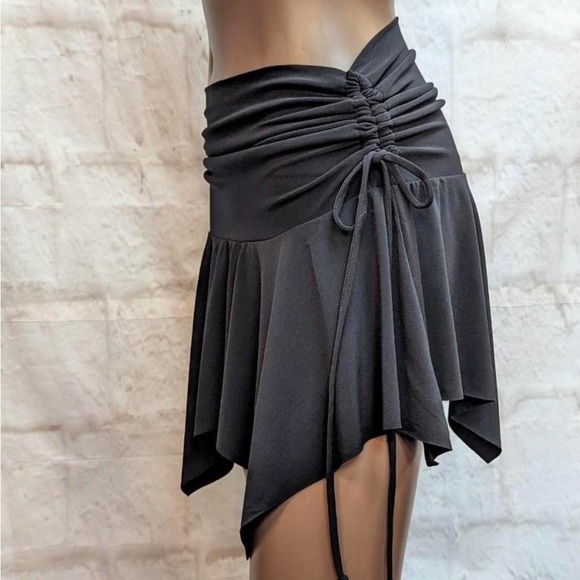 CUTE ASYMMETRICAL Y2K SKIRT! Fits S-M - Picture 2 of 5